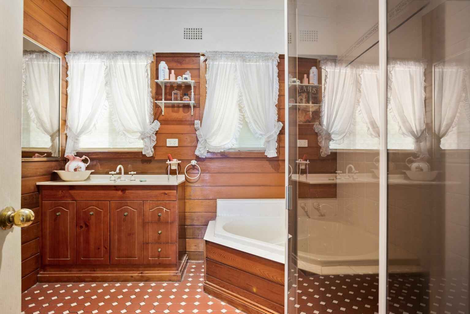 274 Northcliffe Drive Lake Heights 274 Northcliffe Drive Lake Heights