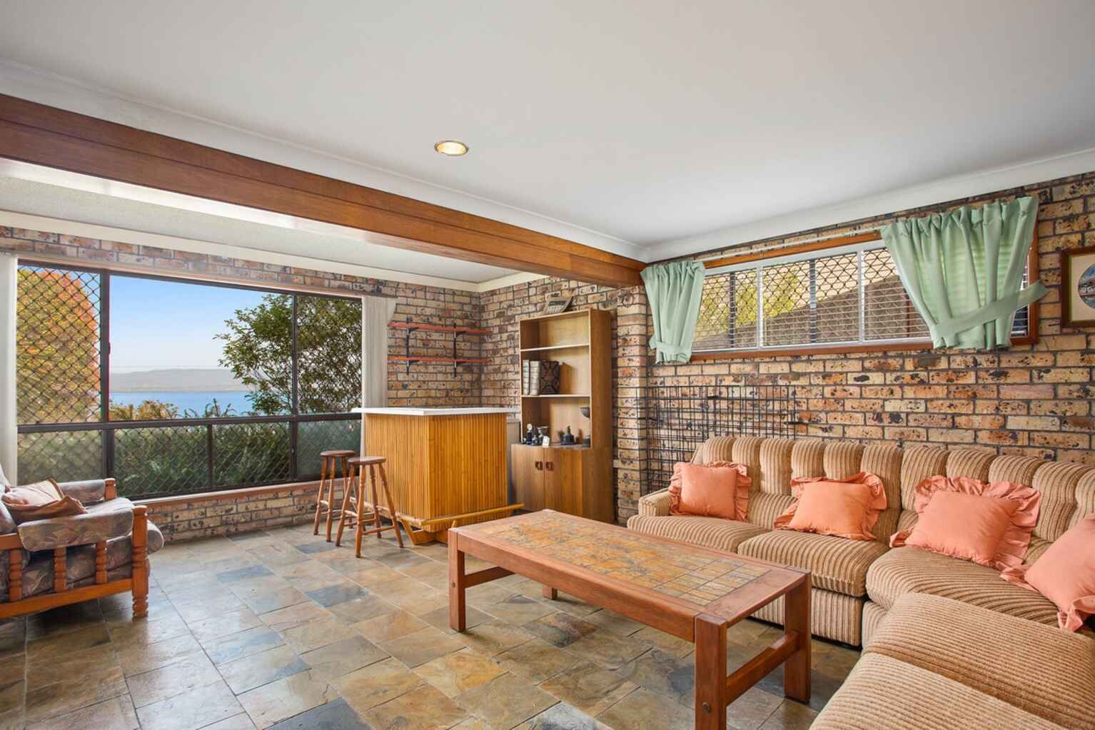 274 Northcliffe Drive Lake Heights 274 Northcliffe Drive Lake Heights