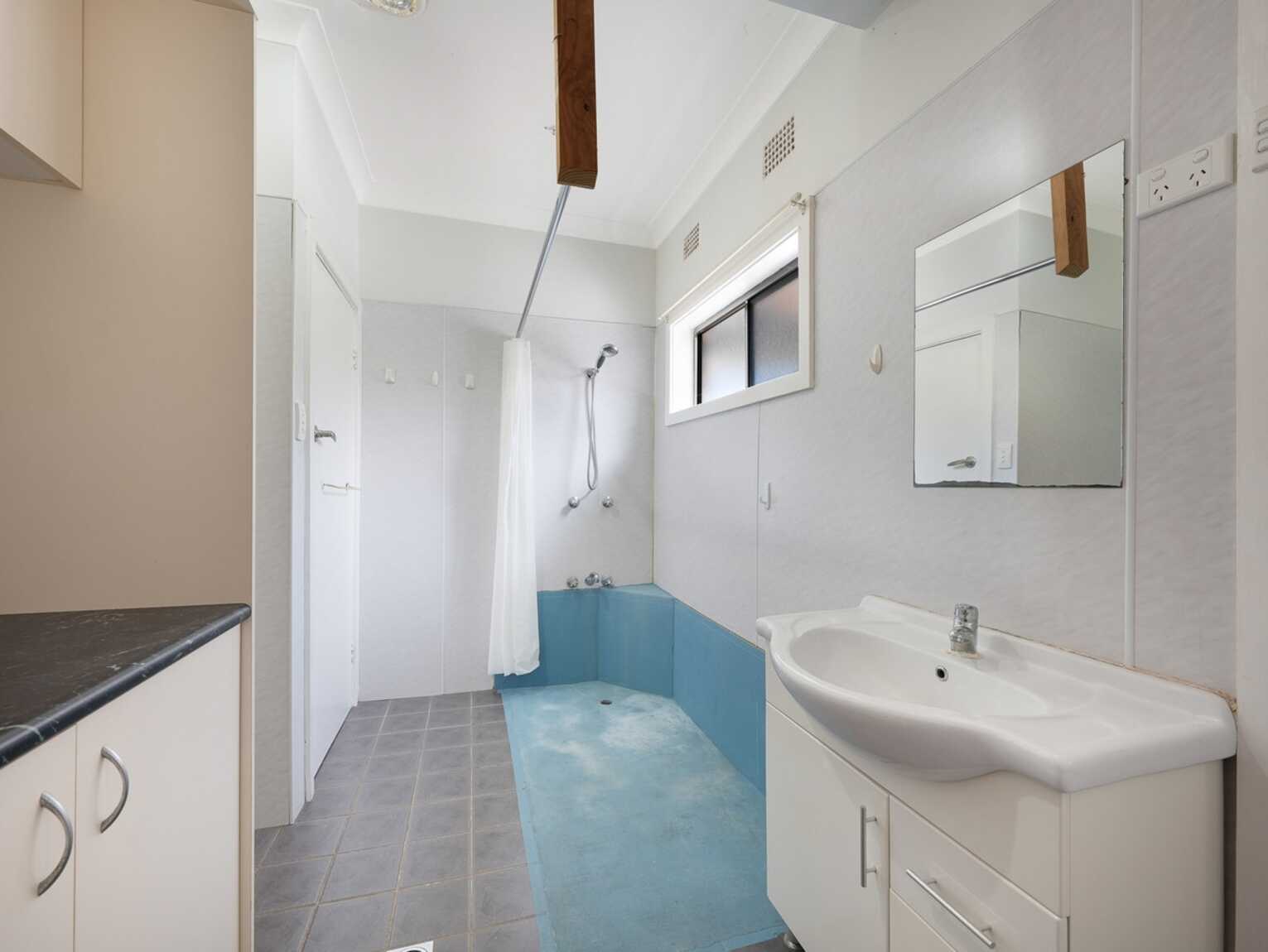 22 Bimbadeen Avenue West Wollongong